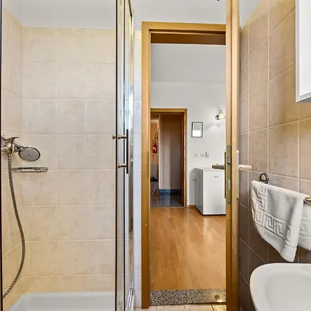 Apartment Lovely House Lindi In Porec